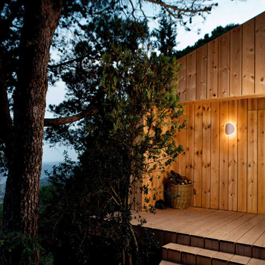 Aplique de pared Lune de Estiluz en ambiente exterior