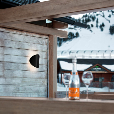 Aplique de exterior Lune de Estiluz acabado negro mate en ambiente exterior