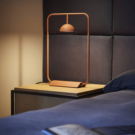 Lámpara de mesa Cupolina de Estiluz, con cuerpo rectangular, en ambiente de dormitorio