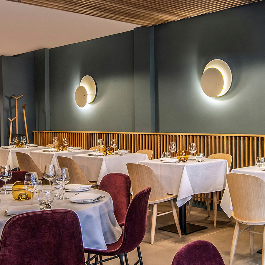 Aplique de pared Eclipsi de Estiluz en restaurante