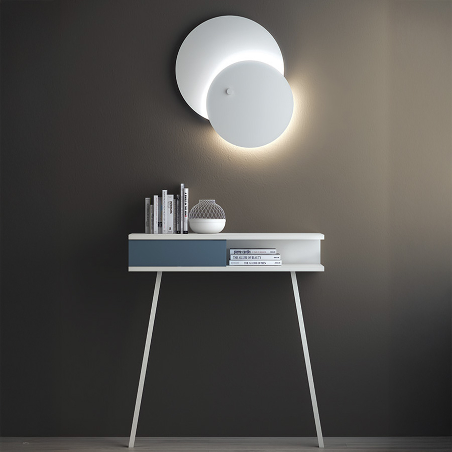 Aplique de pared Eclipsi de Estiluz en composición de recibidor
