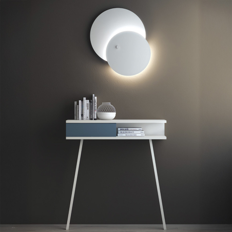 Aplique de pared Eclipsi de Estiluz en composición de recibidor