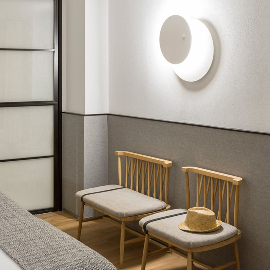 Vista en ambiente de dormitorio del Aplique de pared Eclipsi de Estiluz