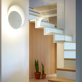 Aplique de pared Eclipsi, con placa frontal giratoria, de Estiluz 2