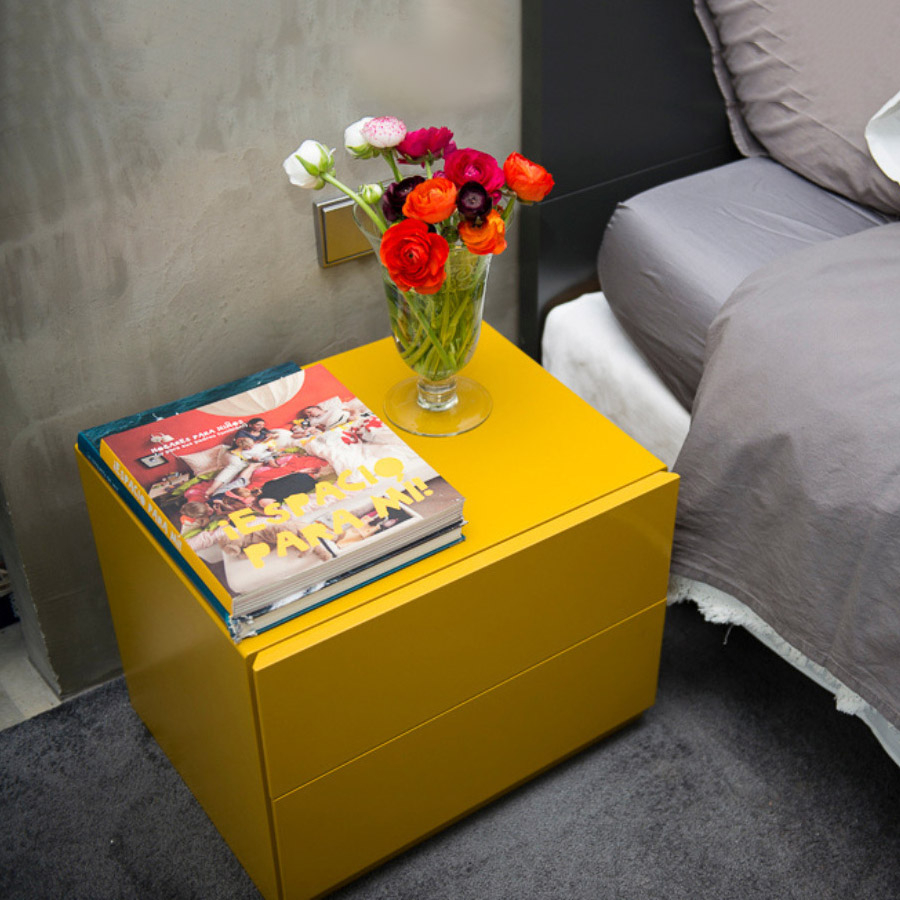 Ambiente de dormitorio con mesita de noche Garona de Decornouveau en color ocre