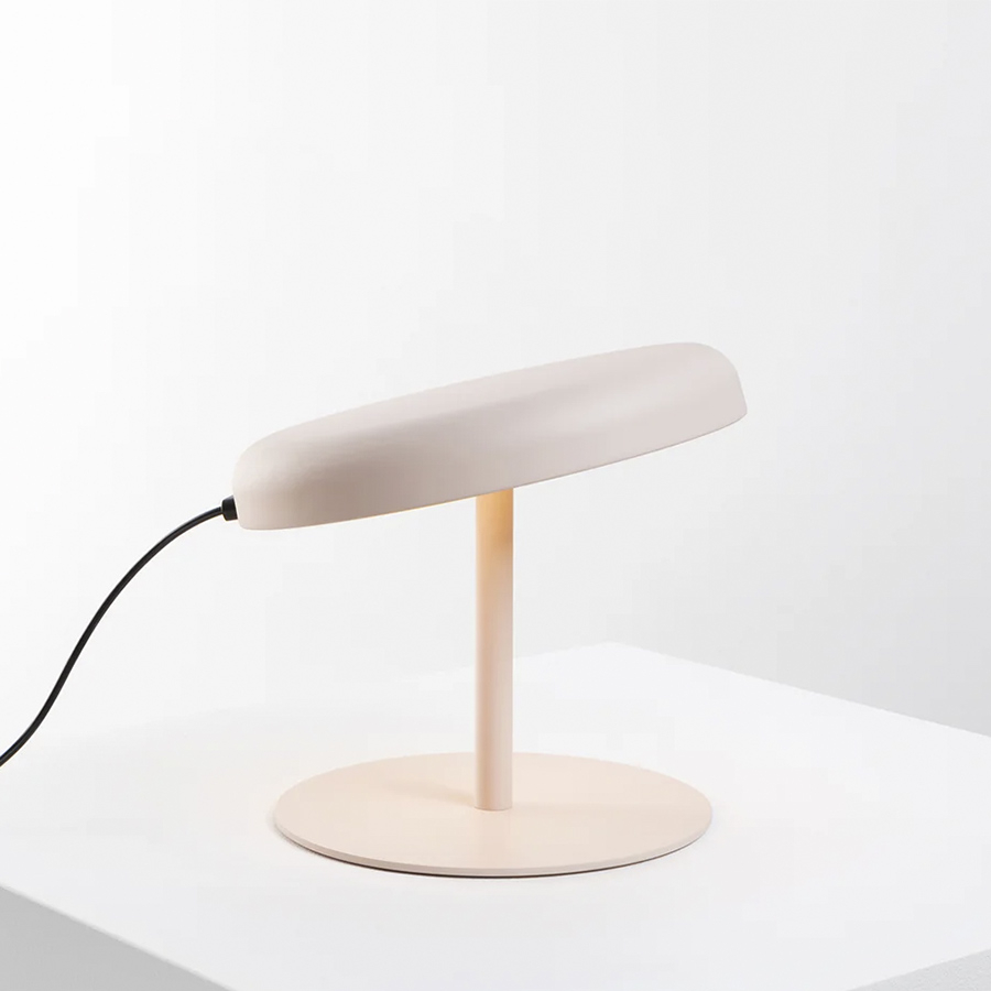Lámpara Mood de Estiluz sobre mesa
