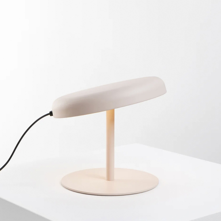 Lámpara Mood de Estiluz sobre mesa