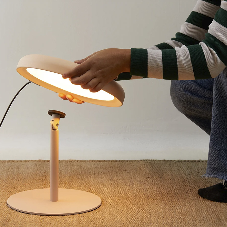 Lámpara de mesa Mood de Estiluz con pantalla redondeable adaptable