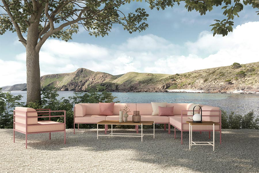 Ambiente de exterior con sofá Modular Marmara en color rosa