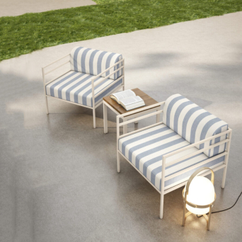 Sillón Marmara de exterior de la firma Decornouveau, con estructura en blanco y tapizado en tela