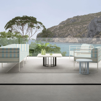Sillón Marmara de exterior de la firma Decornouveau, con estructura en blanco y tapizado en tela 2