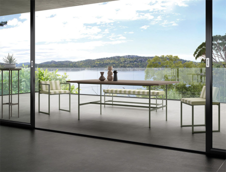 Ambiente de exterior con banqueta Nespolo de Decornouveau
