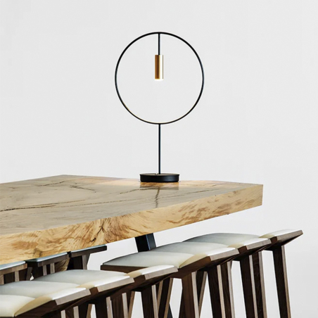 Sobre mesa de madera, Lámpara Revolta de Estiluz