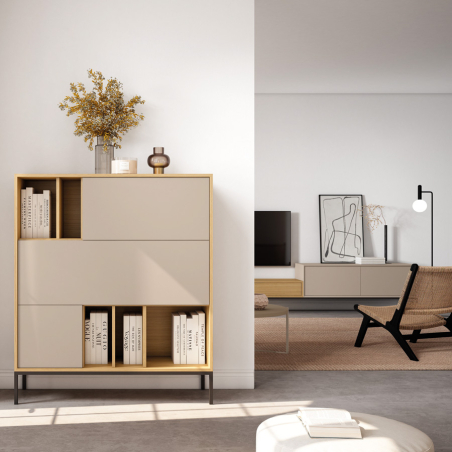 Ambiente con aparador alto Hydra, con base de metal y compuesto por huecos diáfanos y puertas