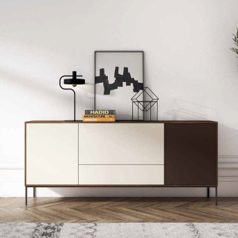 Aparador Paula de la firma Decornouveau, con tres puertas y un cajón