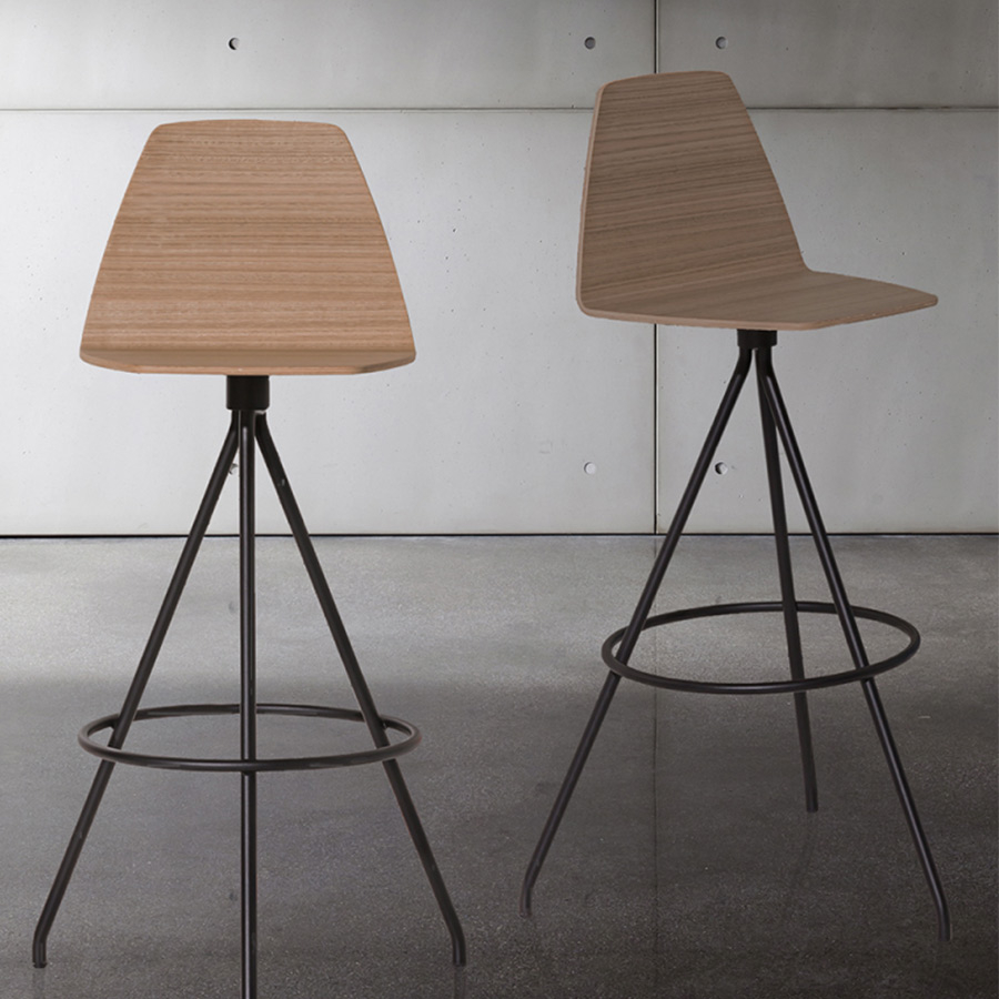Vista en conjunto del Taburete Sila de Sovet, fabricado en madera y acabado roble natural