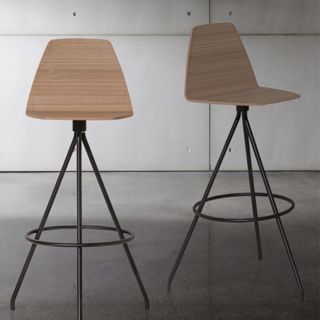 Vista en conjunto del Taburete Sila de Sovet, fabricado en madera y acabado roble natural