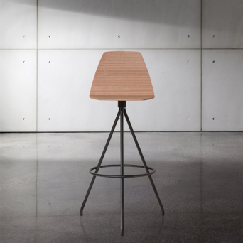 Taburete Sila de Sovet, fabricado en madera y acabado nogal canaletto 2