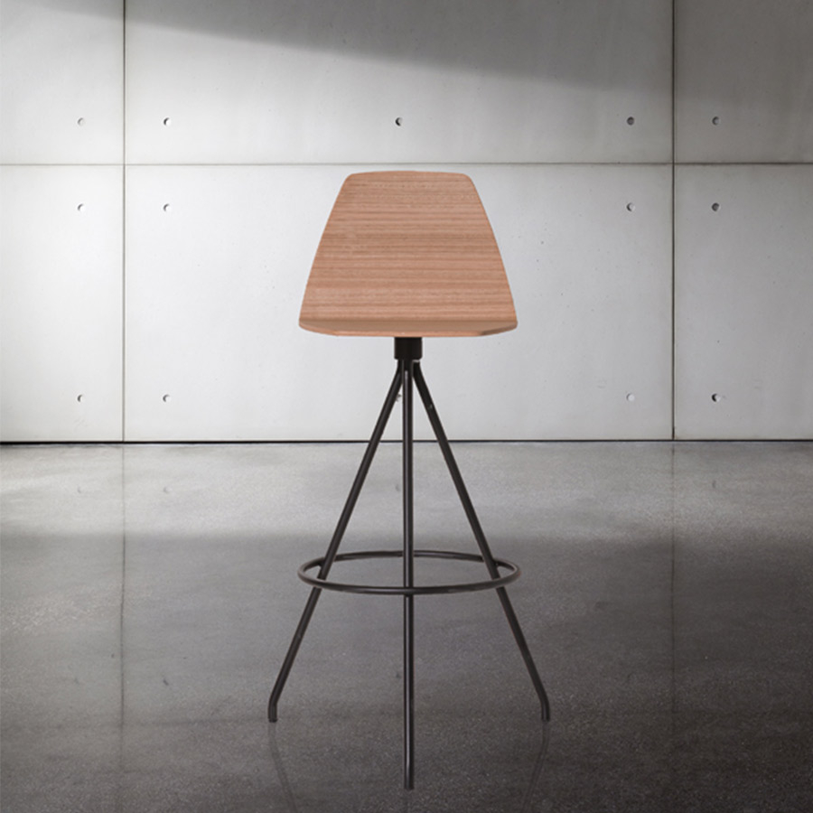 Taburete Sila de Sovet, fabricado en madera y acabado roble natural