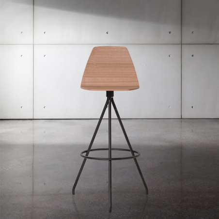 Taburete Sila de Sovet, fabricado en madera y acabado roble natural