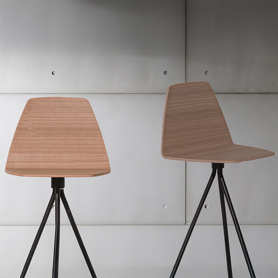 Vista ampliada del Taburete Sila de Sovet, fabricado en madera y acabado roble natural
