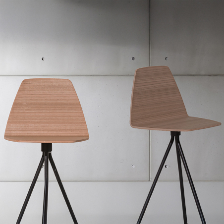 Vista ampliada del Taburete Sila de Sovet, fabricado en madera y acabado roble natural