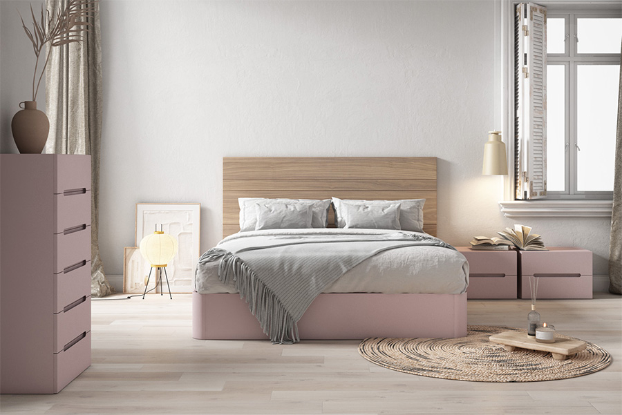 Ambiente dormitorio Danubio con cabecero de madera y bancada y mesitas en DM lacado