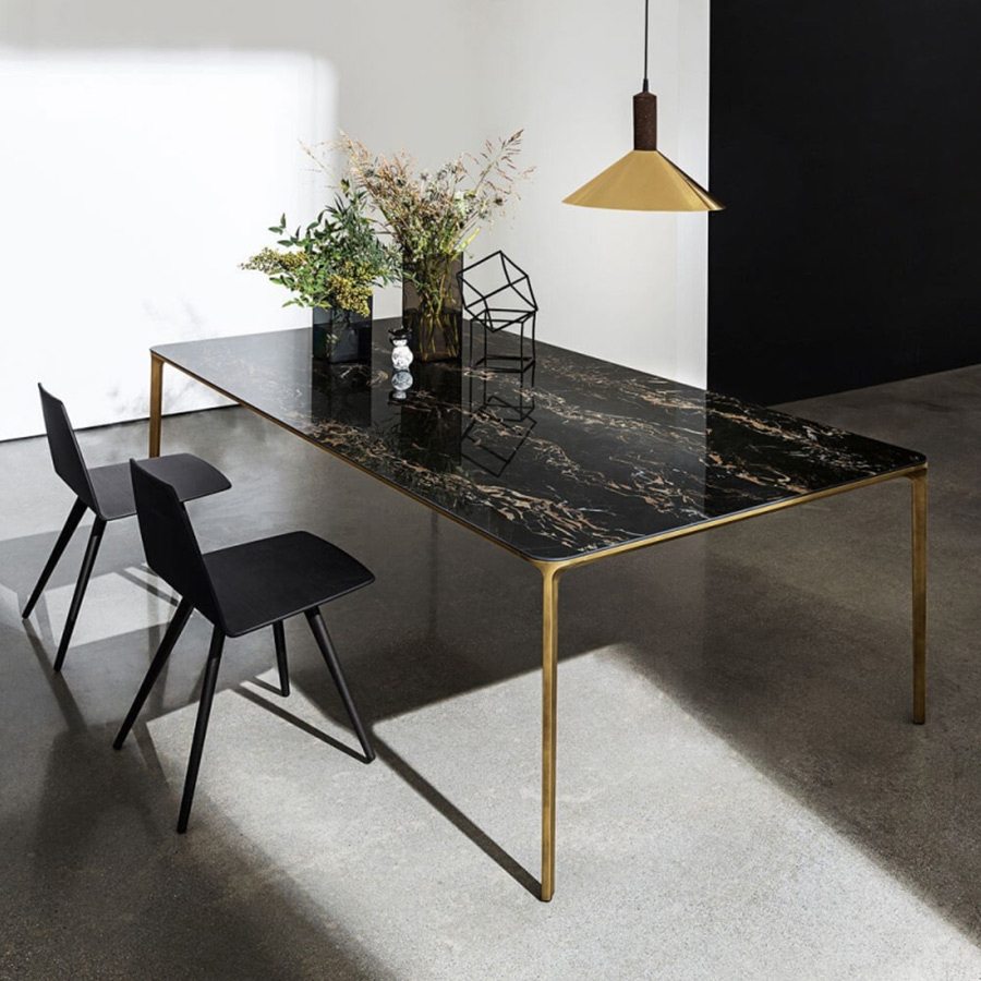 Vista en ambiente con mesa de la Silla Sila Cone Shaped de Sovet, estructura metal lacado
