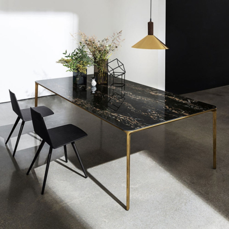 Vista en ambiente con mesa de la Silla Sila Cone Shaped de Sovet, estructura metal lacado