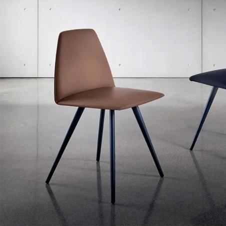 Vista frontal lateral de la Silla Sila Cone Shaped de Sovet, acabado piel