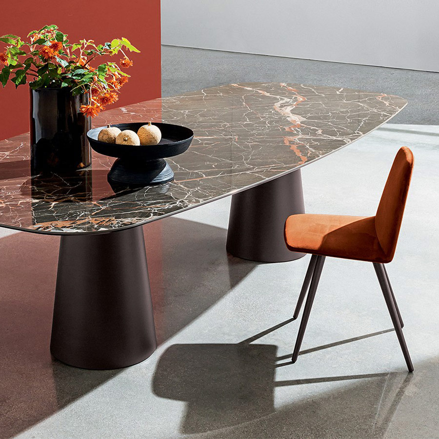 Silla Sila Cone Shaped de Sovet vista en ambiente y en acabado naranja