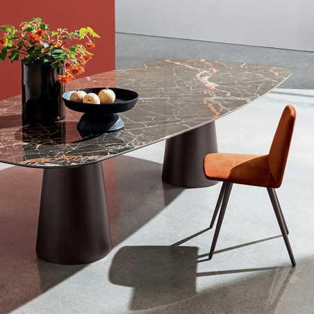 Silla Sila Cone Shaped de Sovet vista en ambiente y en acabado naranja