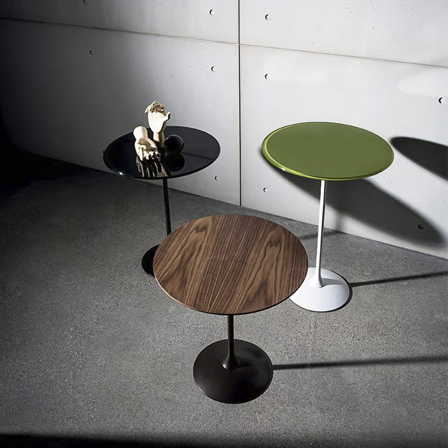 Mesa auxiliar Tulip de Sovet acabado en vidrio y madera.
