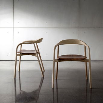 Silla Autumn de la firma italiana Sovet, fabricada en madera de fresno y acabado del asiento en madera.