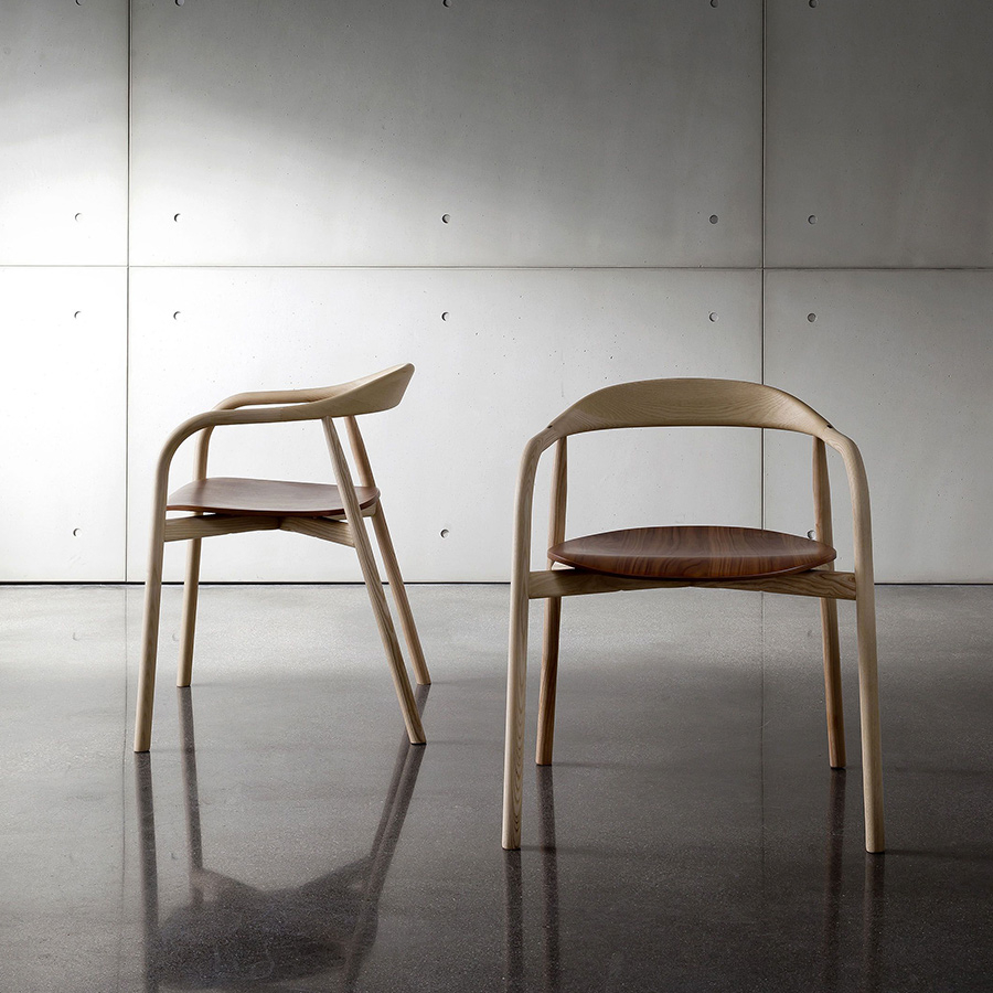 Silla Autumn de la firma italiana Sovet, fabricada en madera de fresno y acabado del asiento en madera.