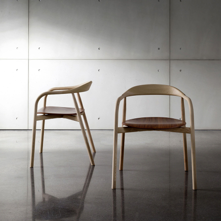 Silla Autumn de la firma italiana Sovet, fabricada en madera de fresno y acabado del asiento en madera.