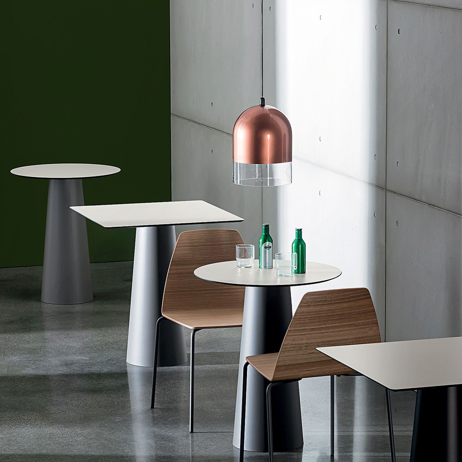 Mesa Totem Bar de Sovet, cuadrada y redonda, estructura en metal y tapa en cristal.