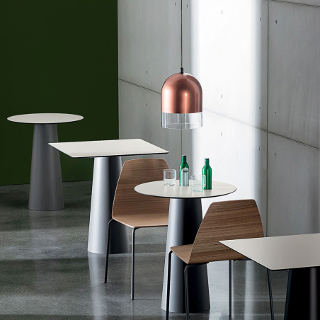 Mesa Totem Bar de Sovet, cuadrada y redonda, estructura en metal y tapa en cristal.