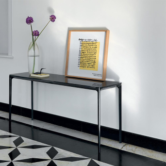 Consola Slim de Sovet, con estructura metálica en aluminio lacado negro y tapa en vidrio extraclaro lacado negro