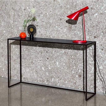 Consola Quadro diseñada por Sovet con estructura en metal y tapa cerámica negra