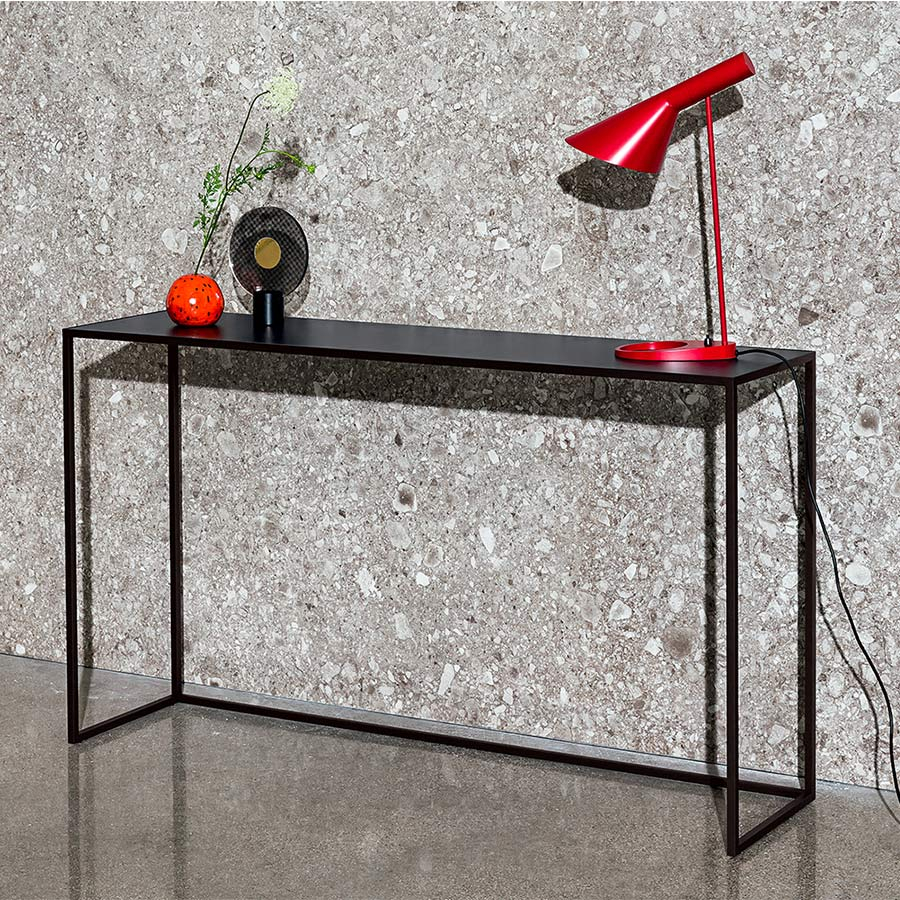 Consola Quadro diseñada por Sovet con estructura en metal y tapa cerámica negra