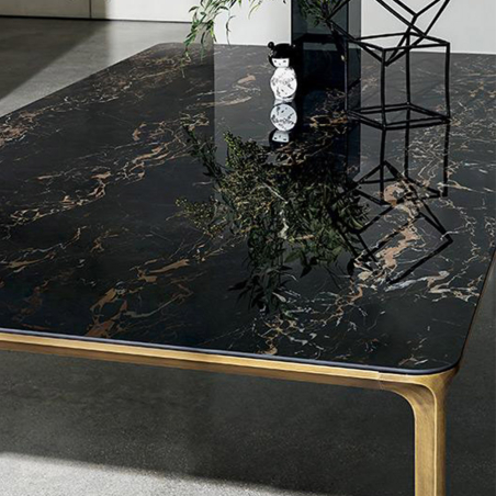 Detalle de la pata y tapa de la Mesa Slim Cuadrada de Sovet