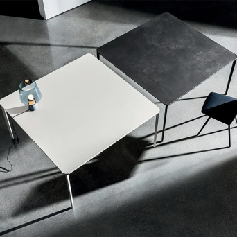 Mesa Slim Cuadrada diseñada por Sovet, con estructura fabricada en aluminio lacado negro y tapa cerámica