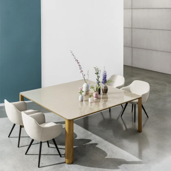 Mesa Kodo cuadrada de la firma Sovet Italia, con base metálica y tapa en cristal