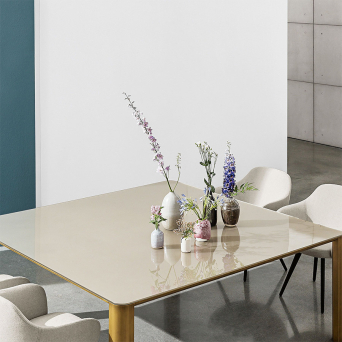 Mesa Kodo cuadrada de la firma Sovet Italia, con base metálica y tapa en cristal 2