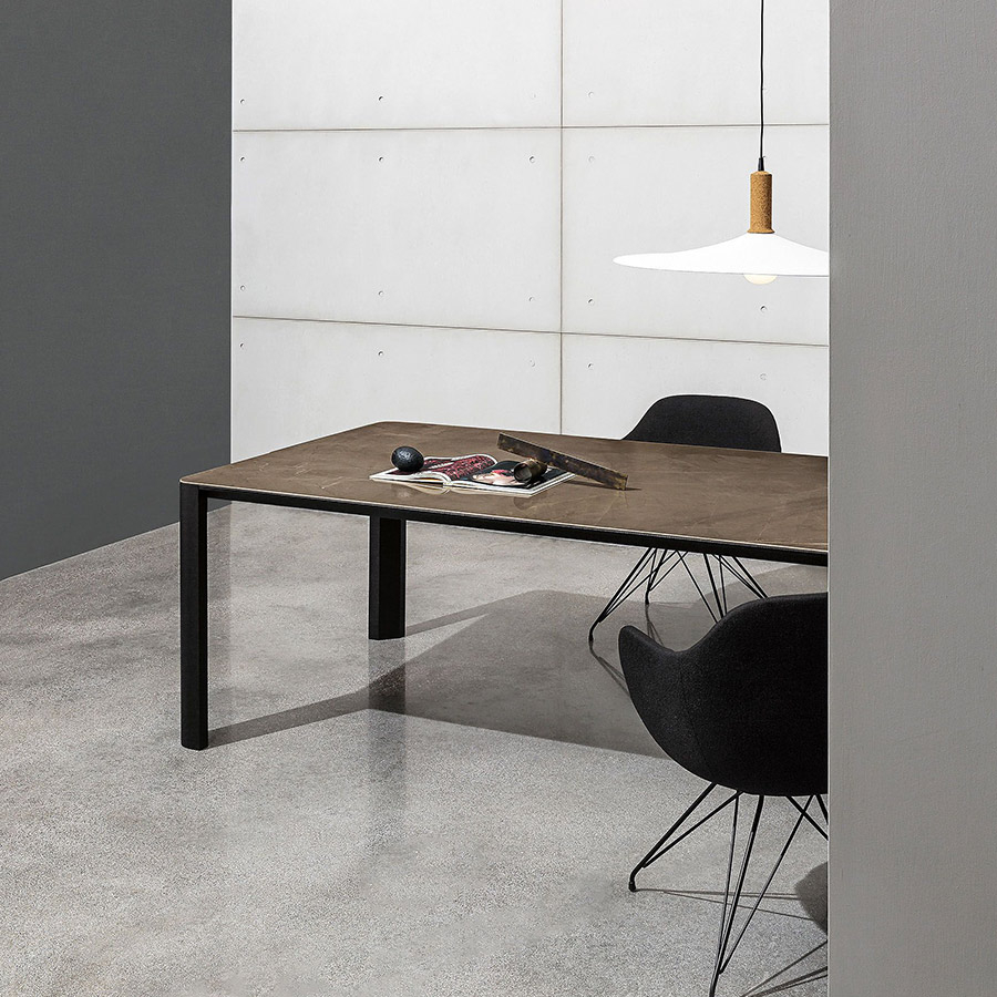 Mesa Kodo Sovet con base metálica y tapa cerámica marrón en ambiente