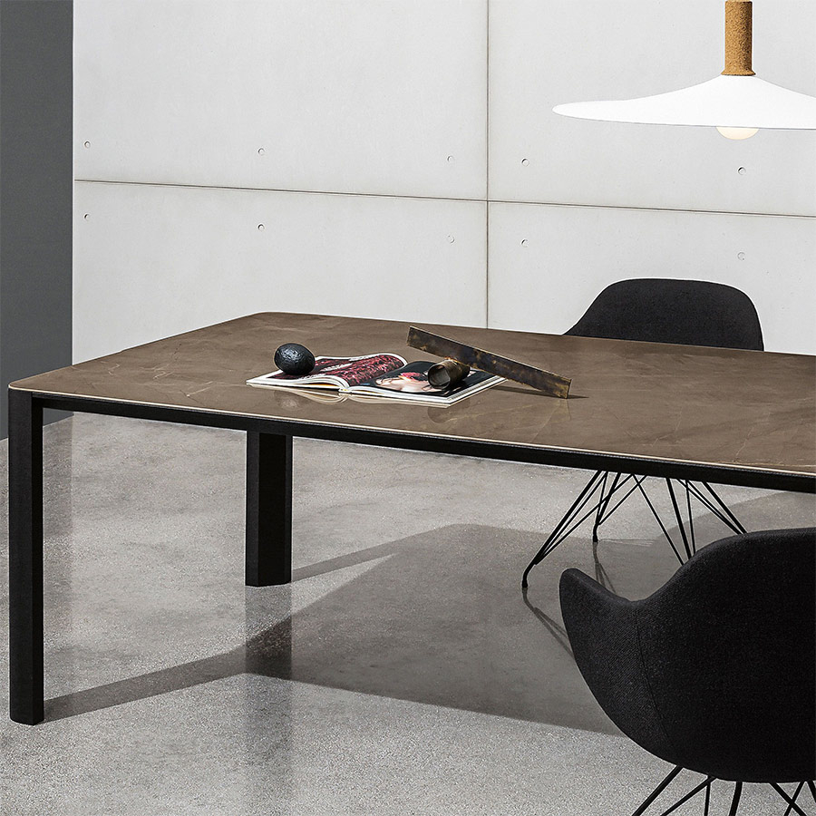 Vista ampliada de la Mesa Kodo de Sovet con tapa cerámica marrón