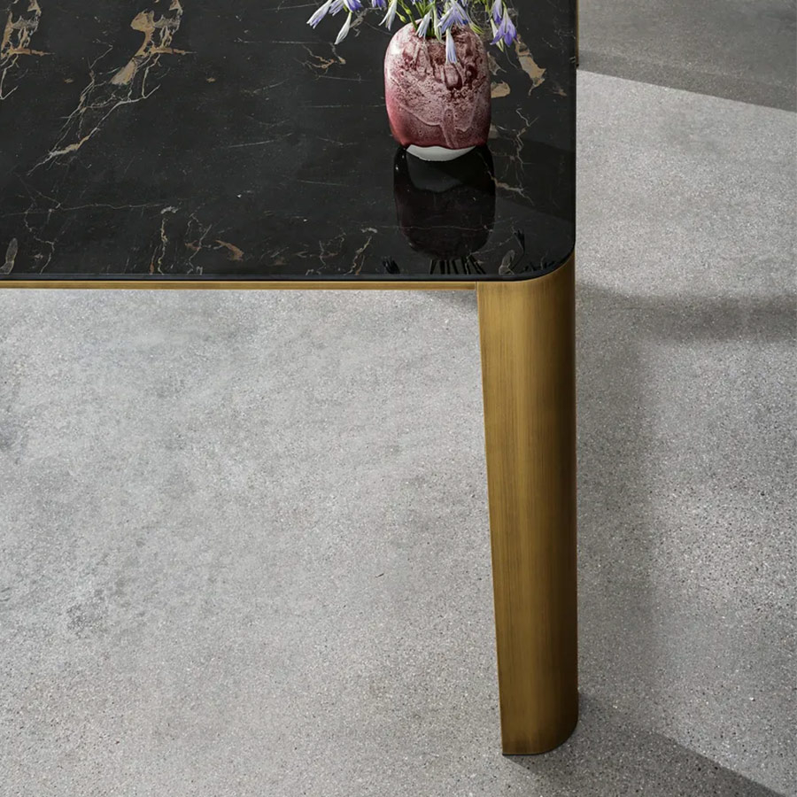 Detalle de la pata metálica de la Mesa Kodo de Sovet