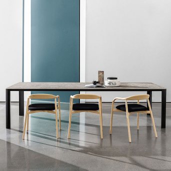 Mesa Kodo Sovet con base metálica y acabado cerámica en ambiente de salón