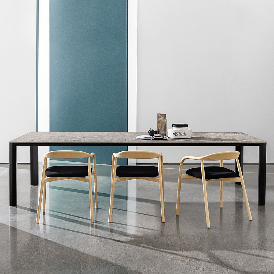 Mesa Kodo Sovet con base metálica y acabado cerámica en ambiente de salón